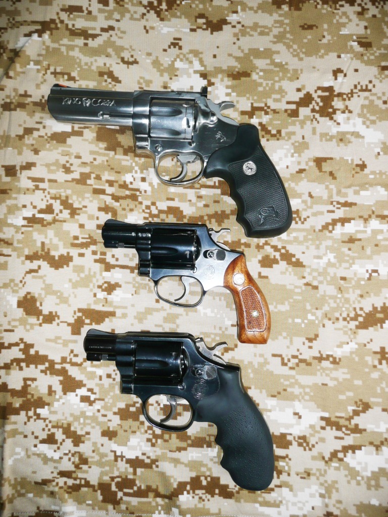 V strede model 36, hore Colt King Cobra .357 Magnum, dole model 10